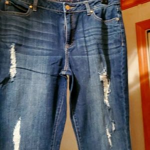 Jennifer Lopez distressed Jean capri